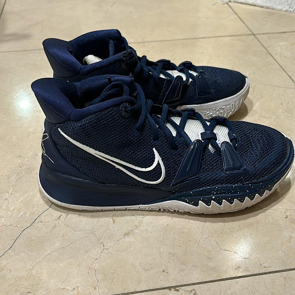 Kyrie Irving 7s. This Is A Size 5 In Mens.
